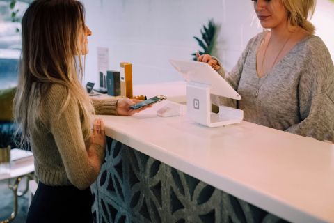 magasin avec des terminaux de paiement